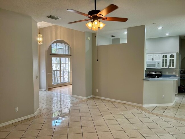 Building Photo - 10433 Lake Hill Dr