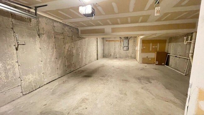 Building Photo - 19 Hawthorne Dr