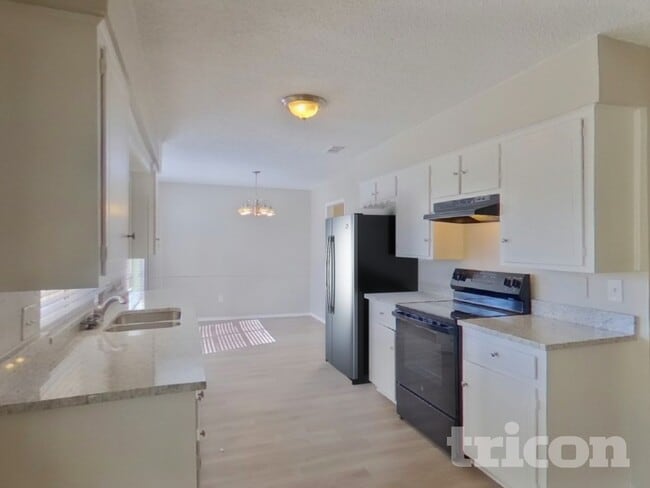 Building Photo - 1012 Wembley Rd