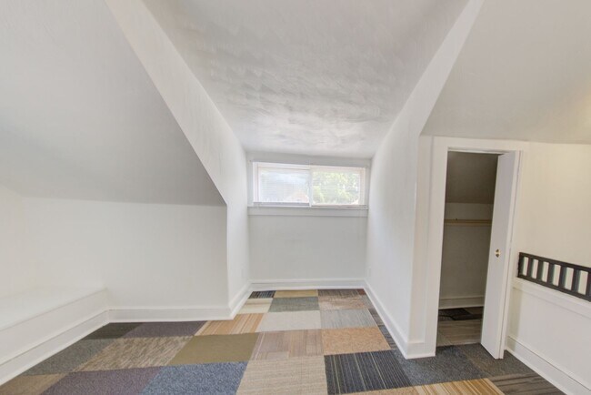 Building Photo - 6 Bed, 1.5 Bath Home in Granby School Dist...