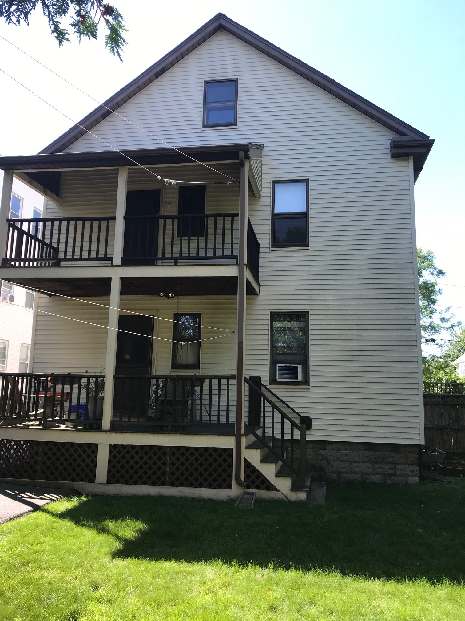 Covered Porch - 15 Hull St