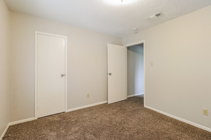 Building Photo - 18527 Sweetmeadow Dr