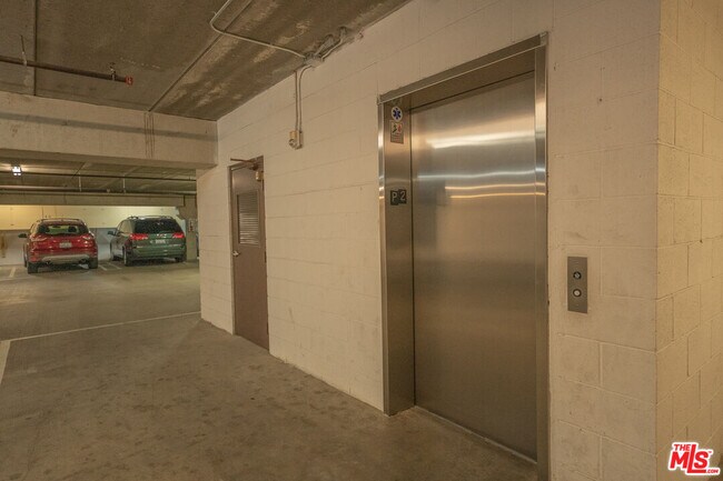 Building Photo - 626 E Orange Grove Ave