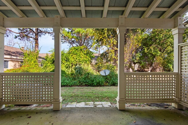 Building Photo - "Charming 3-Bedroom Townhouse Oasis in Destin!"