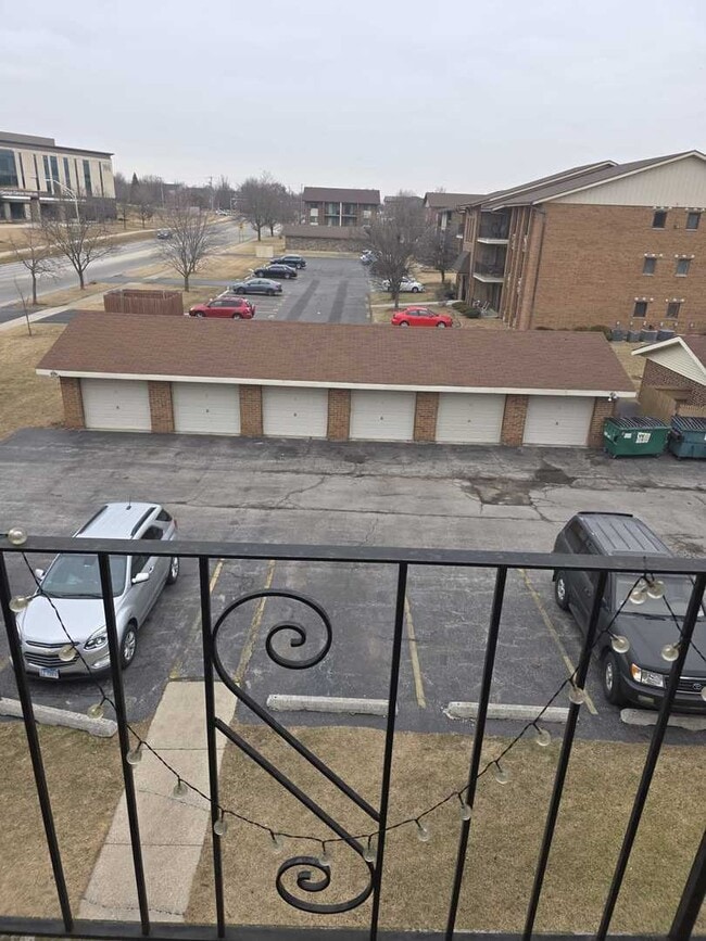 Building Photo - 9950 Treetop Dr