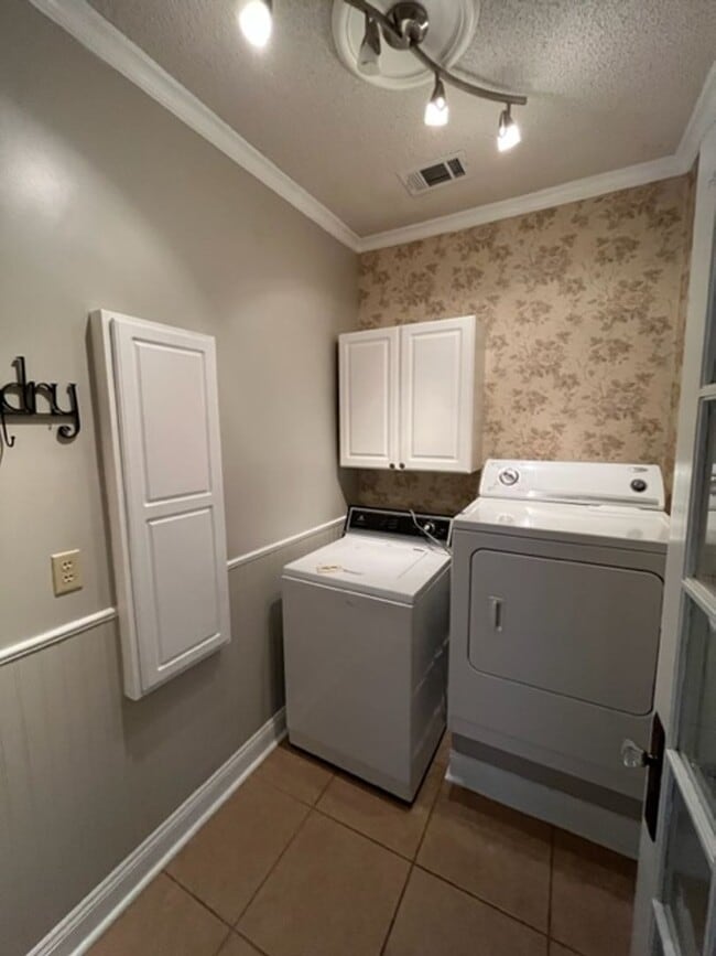 Building Photo - Beautifully rehabbed 4 Bedroom 2 Bath olde...