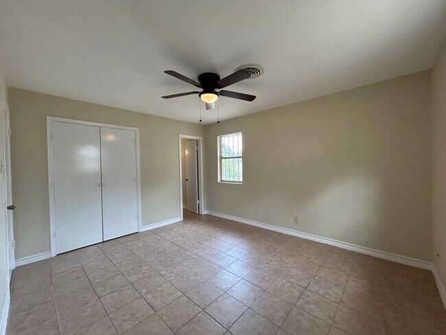 Building Photo - 1006 Laurel Dr