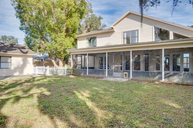 Building Photo - FOR RENT!!! STUNNING AND SPACIOUS SINGLE FAMILY HOME WITH LAKE VIEW...