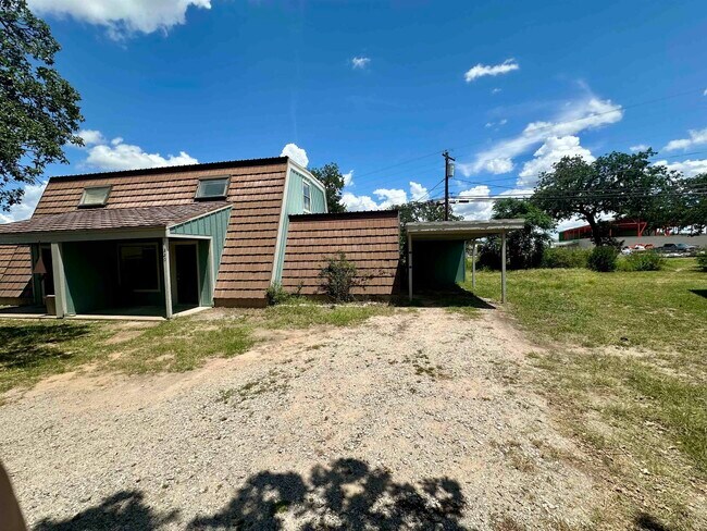 Building Photo - 220 Big Oaks Dr