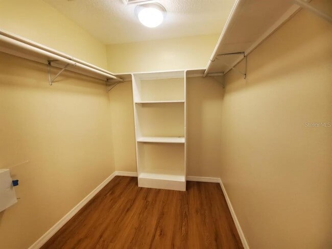 Building Photo - 10 Wayler Pl