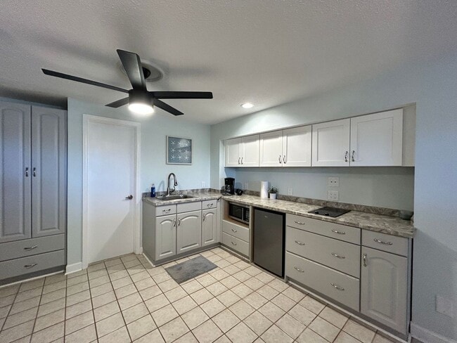Building Photo - 2852 Charlemagne Dr