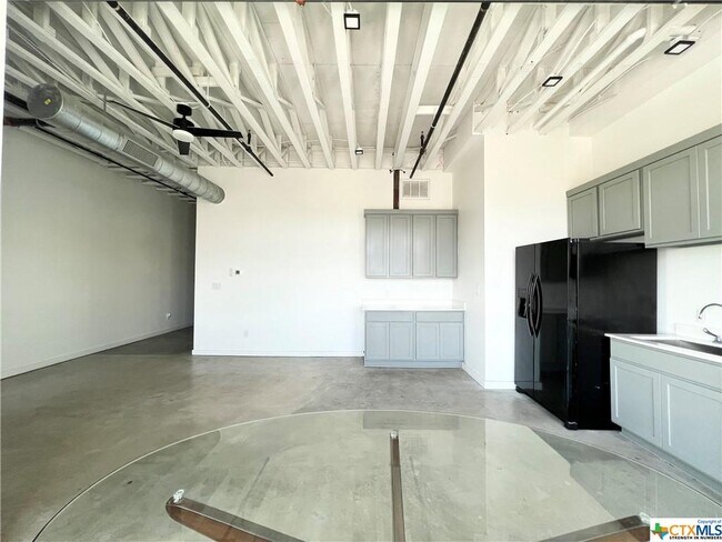 Building Photo - 301 N LBJ Dr