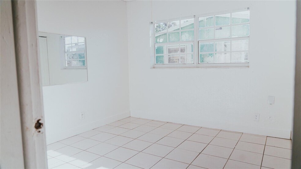 Building Photo - 6320 SW 10th Ct