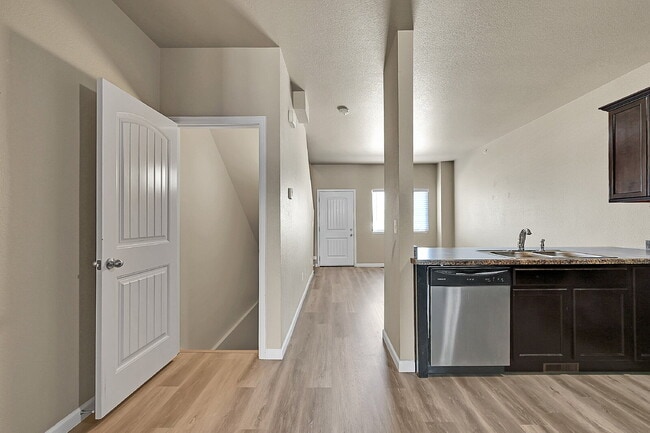 Building Photo - $1,850-3 Bed 3.5 Bath townhome in CO Sprin...