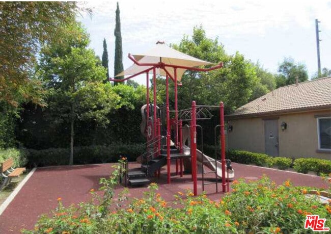 Building Photo - 9644 Pine Orchard St