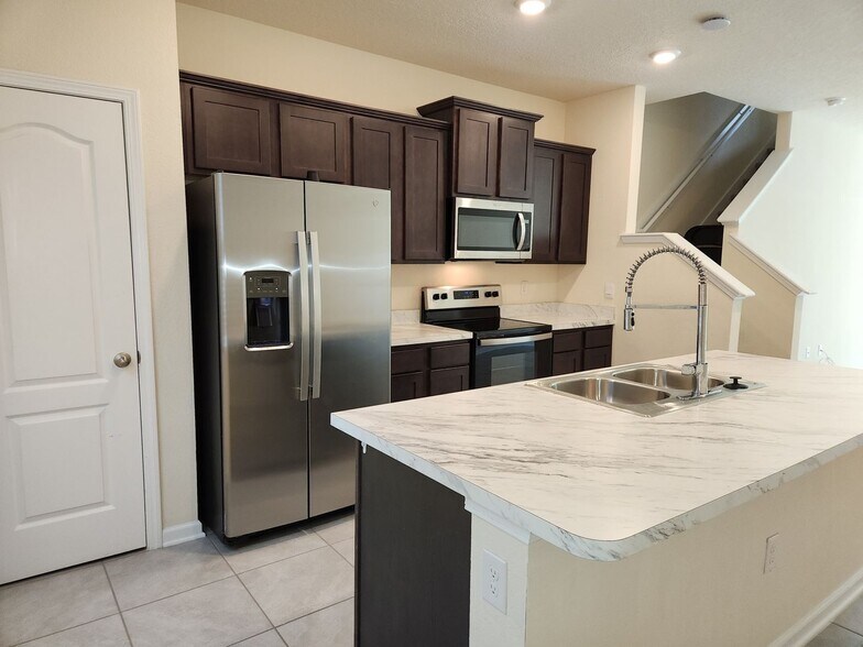 Building Photo - 545 Running Wds St