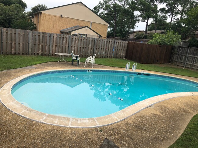 Pool - 414 Hollyhill Ln