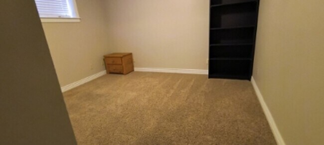 Building Photo - 1250 S Pinewood Dr