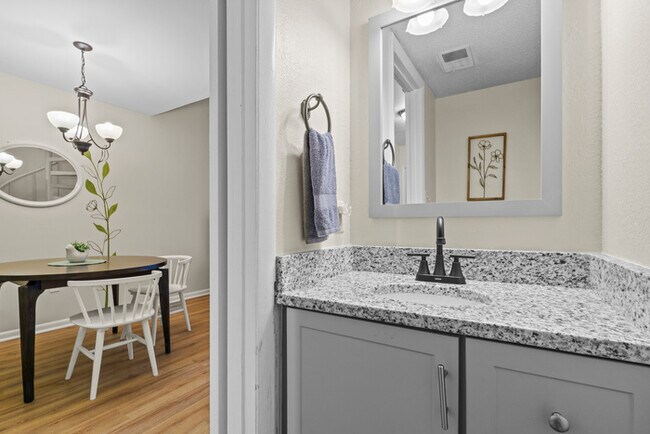 Building Photo - Fully remolded and furnished condo.