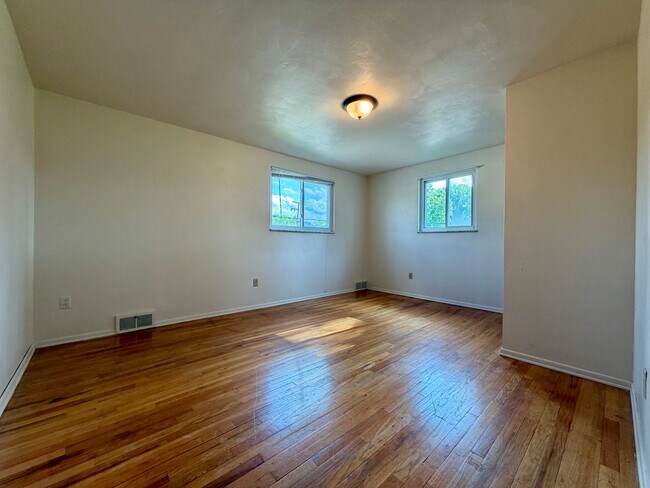 Building Photo - Outstanding 2 Bedroom in Cheswick with Central A/C & Yard! Call Today!