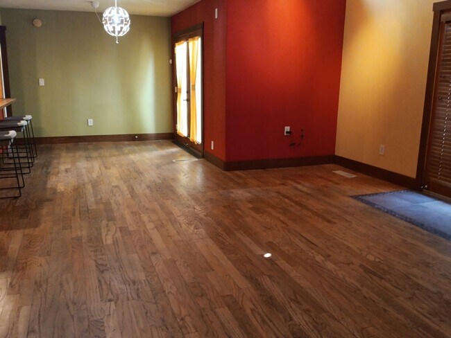 Building Photo - 3 Bedroom, 2 Bathroom Home! Schedule a Showing Today!