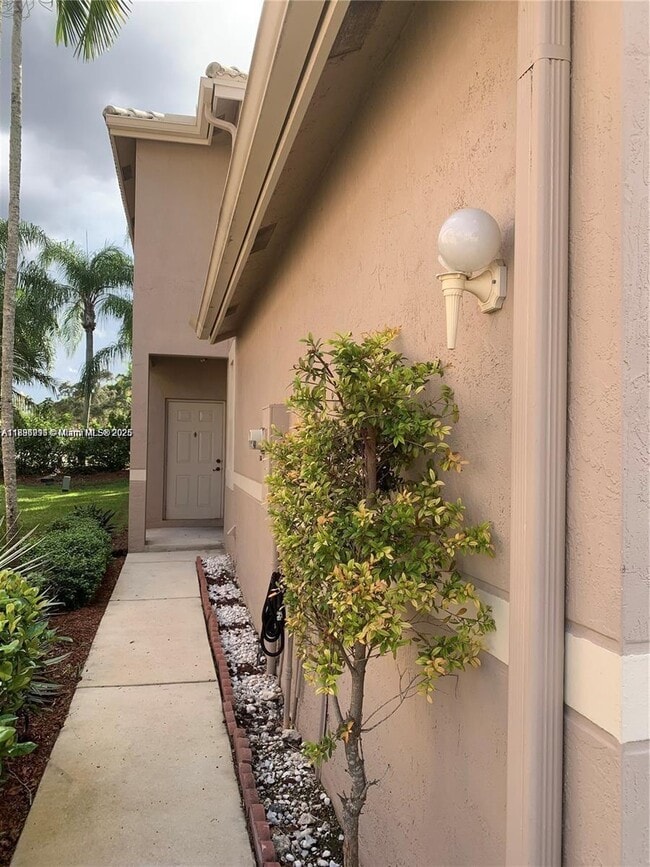 Building Photo - 2074 Madeira Dr