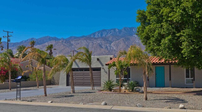 Building Photo - Modern home w Private Pool, Spa, Pets Welc...
