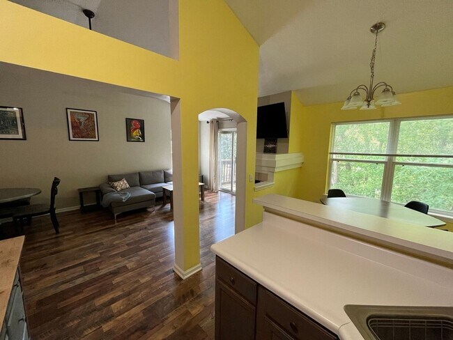 Building Photo - Charming 3BR Townhome in Indianapolis