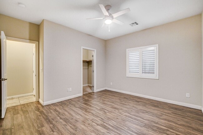 Building Photo - Spacious four bedroom in the Southwest