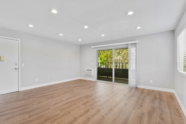Building Photo - Pet Friendly & Remodeled 1BR Condo Near SDSU with Pool and Large Balcony