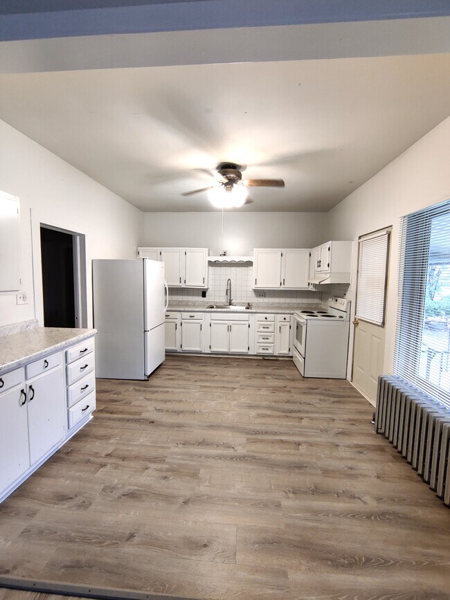 Building Photo - 242 W Lincoln Ave