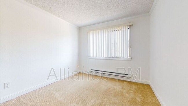 Building Photo - 221 College View Dr