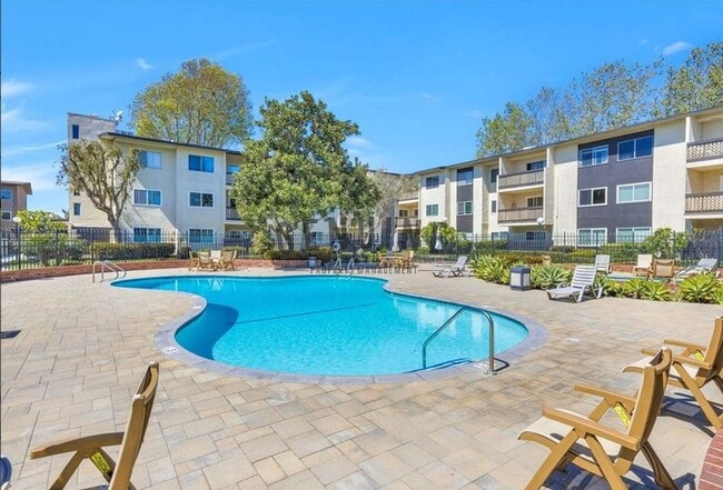 Building Photo - Second Floor Condo in Rossmoor Park Commun...