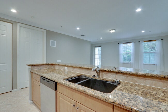 Building Photo - 1365 Vía De Pepi