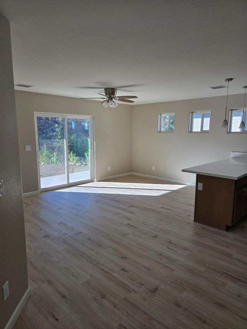 Building Photo - 1812 N Rose Quartz Dr