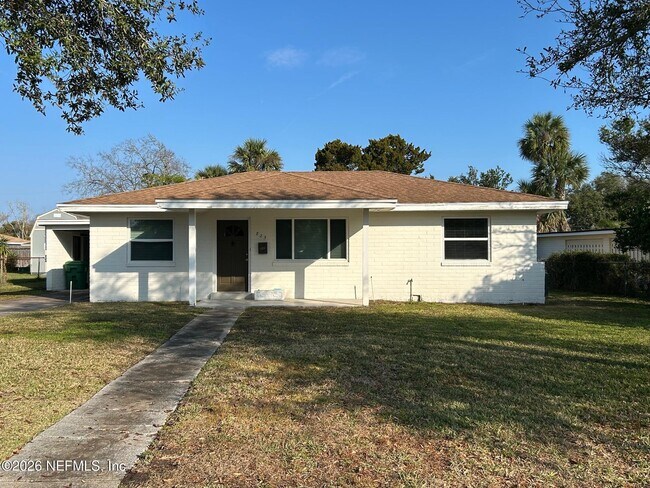 Building Photo - 825 14th Ave N