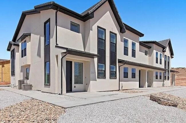 Building Photo - 2065 S Grandiflora Rd