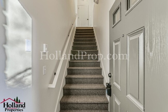 Building Photo - 838 NE Wheelock Pl