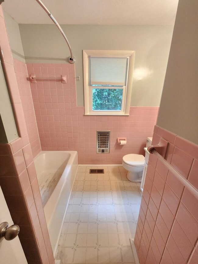 Building Photo - Great Location-Black Mountain Rental