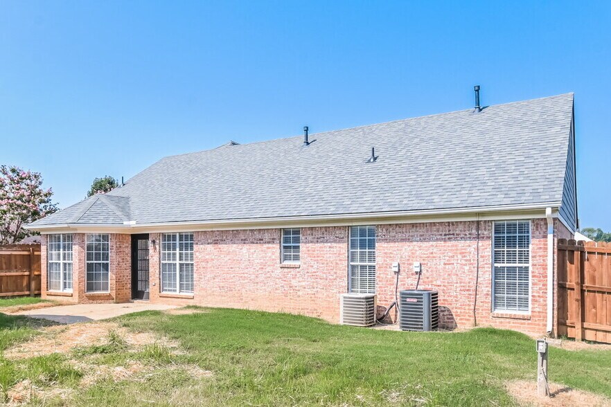 Building Photo - 8104 Manhatten Dr