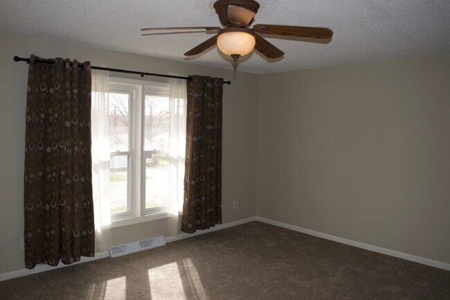 Building Photo - Great 3 Bed 2 Bath House!