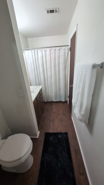 Building Photo - 1305 W Villa Maria Rd