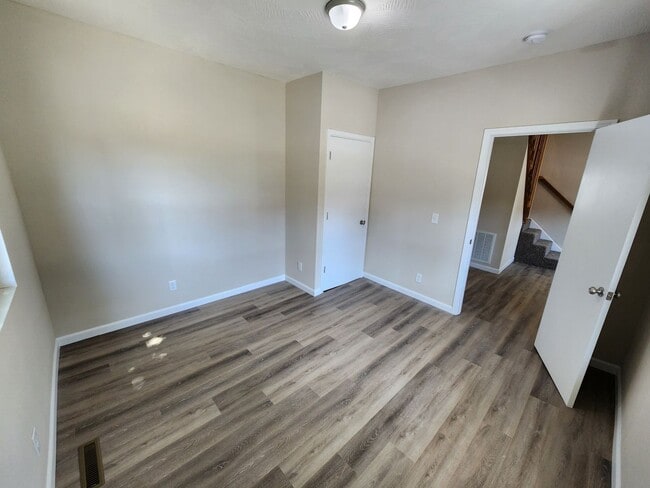 Building Photo - Spacious 3-Bedroom, 1-Bathroom Home AVAILABLE NOW!!