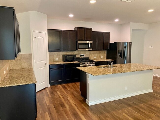 Building Photo - Fantastic Amenities ~ 4/2 Single Story w/ Refrigerator/Washer/Dryer Included ~