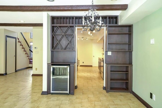 Building Photo - 16 Club Dr S