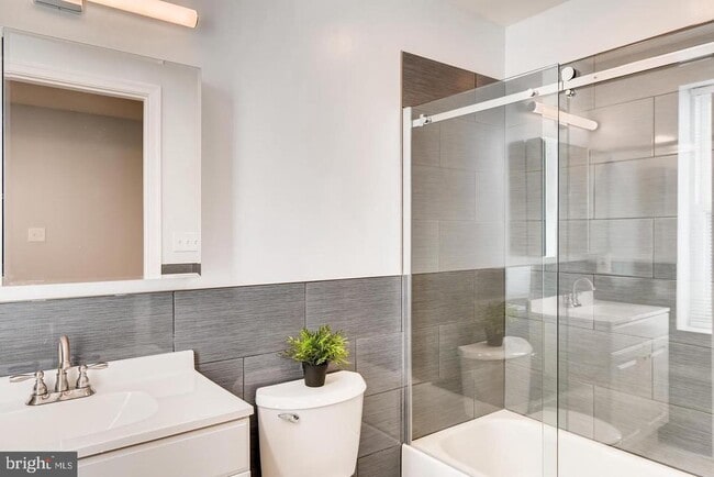 Building Photo - 513 S Regester St