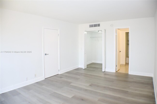 Building Photo - 3301 N Country Club Dr
