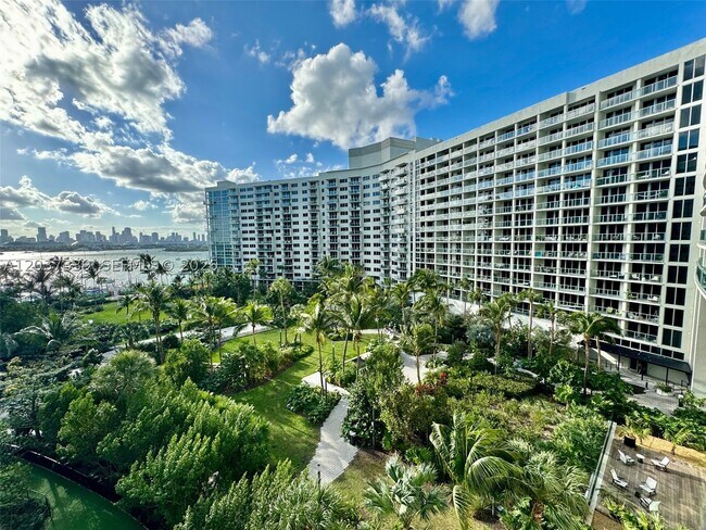 Building Photo - 1500 Bay Dr E