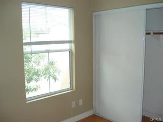 Building Photo - 3 Bedroom 2.5 Bath Condo in Gated Communit...