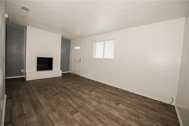 Building Photo - 1600 Parker Ln